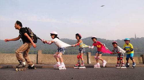 成人初次玩轮滑视频,成人新手挑战轮滑全纪录